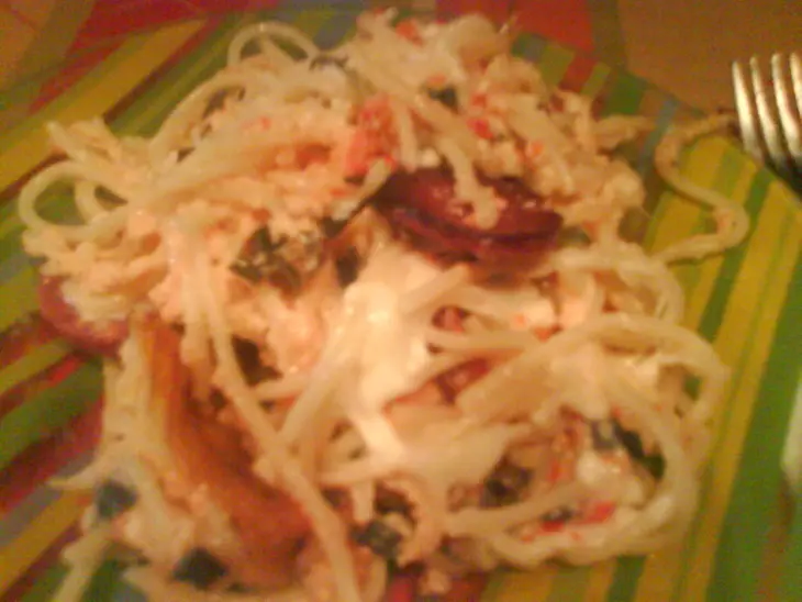 Vazdushni omlet so spageti i kolbasoi saliami: шаг 8