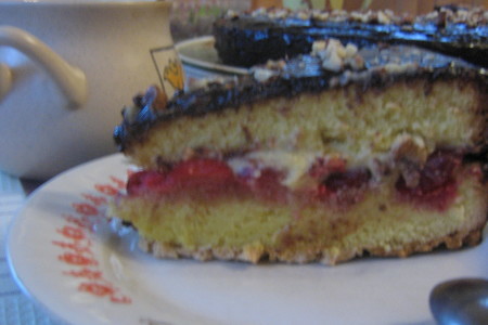 Вариант бисквитного торта с вишней: шаг 2