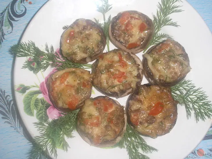 Фаршированные шампиньоны: шаг 3