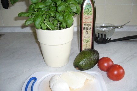 Салат капрезе с авокадо: шаг 1