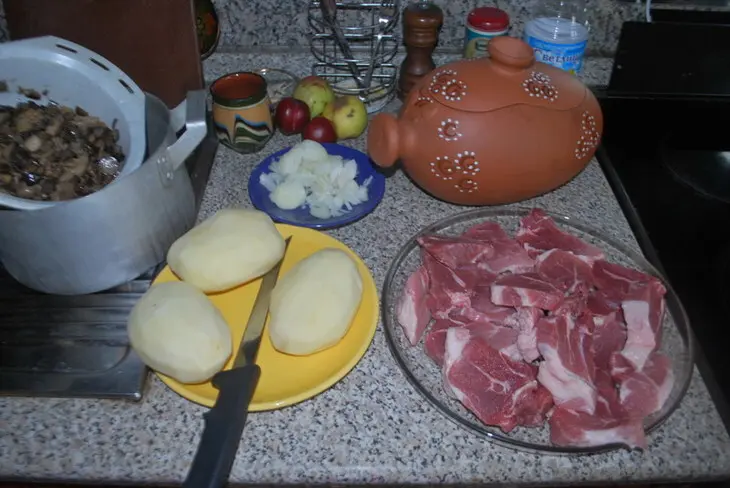 Опята с мясом в поросенке (горшочке): шаг 1