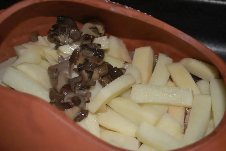 Опята с мясом в поросенке (горшочке): шаг 4