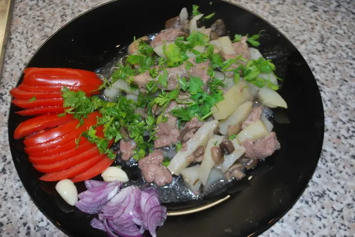 Опята с мясом в поросенке (горшочке): шаг 7