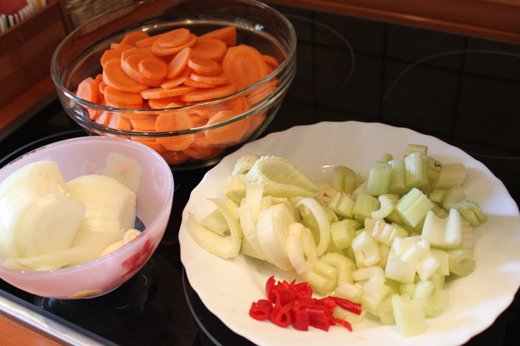 Морквный суп-пюре с кориандром, сельдереем и чили: шаг 1