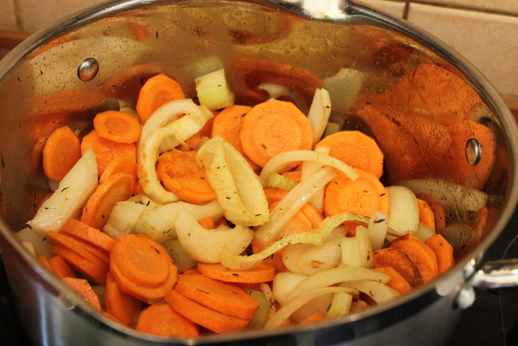 Морквный суп-пюре с кориандром, сельдереем и чили: шаг 2