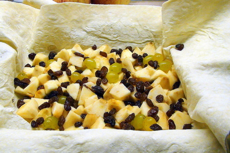 Быстрый пирог из лаваша с яблоками, изюмом и виноградом «гости на пороге».: шаг 3