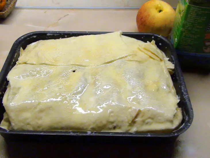 Быстрый пирог из лаваша с яблоками, изюмом и виноградом «гости на пороге».: шаг 5
