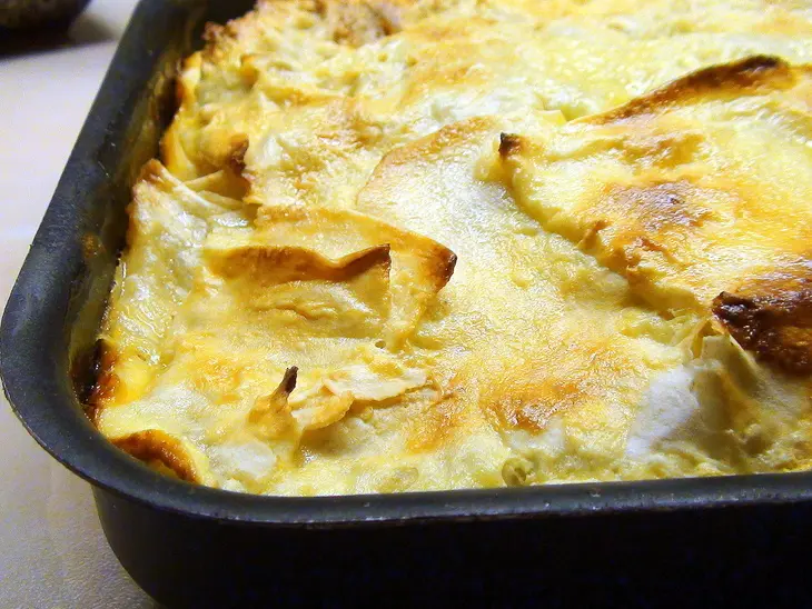 Быстрый пирог из лаваша с яблоками, изюмом и виноградом «гости на пороге».: шаг 7