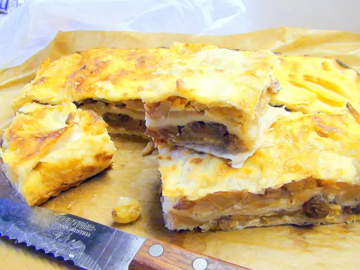 Быстрый пирог из лаваша с яблоками, изюмом и виноградом «гости на пороге».: шаг 8