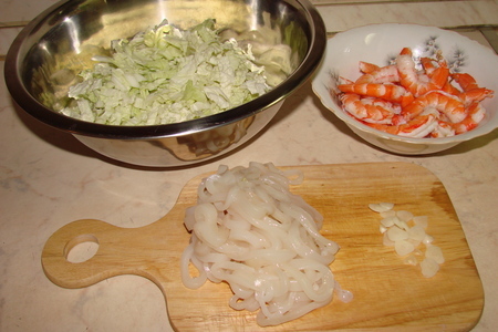 Салат из рисовой лапши с креветками и кальмарами: шаг 2