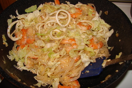 Салат из рисовой лапши с креветками и кальмарами: шаг 6
