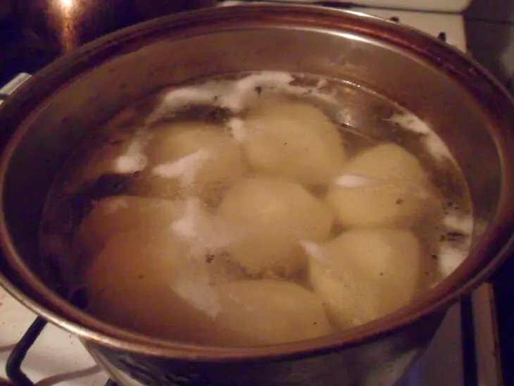 Картофельные котлеты с сыром под грибным соусом: шаг 1
