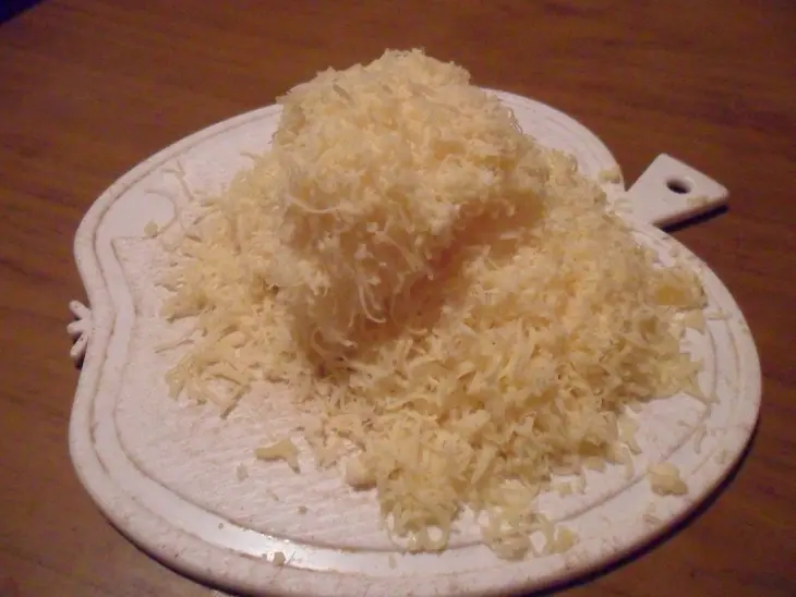 Картофельные котлеты с сыром под грибным соусом: шаг 2