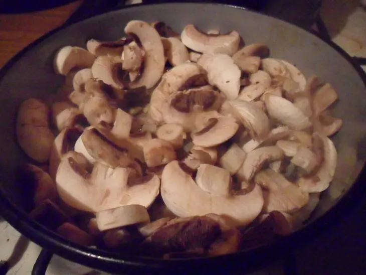 Картофельные котлеты с сыром под грибным соусом: шаг 6