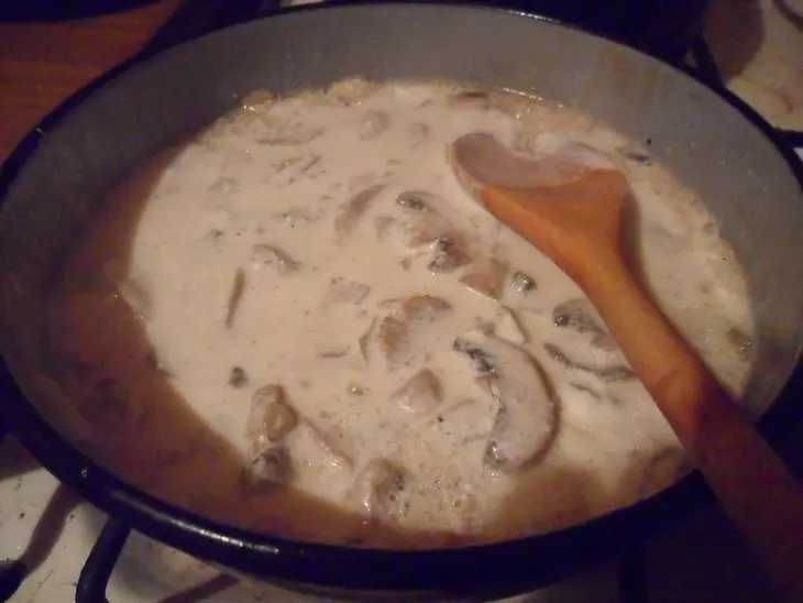 Картофельные котлеты с сыром под грибным соусом: шаг 7