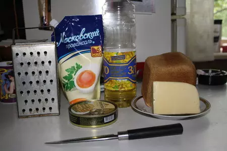 Бутерброды со шпротами из детства: шаг 1