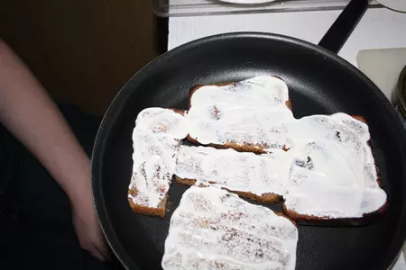 Бутерброды со шпротами из детства: шаг 6