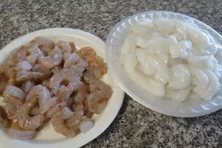 Креветки и кальмары в дружбе с овощами: шаг 1