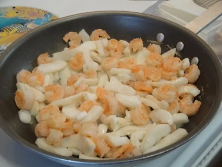 Креветки и кальмары в дружбе с овощами: шаг 2