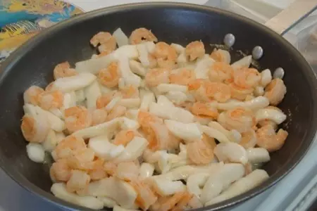 Креветки и кальмары в дружбе с овощами: шаг 2