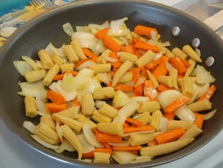 Креветки и кальмары в дружбе с овощами: шаг 3