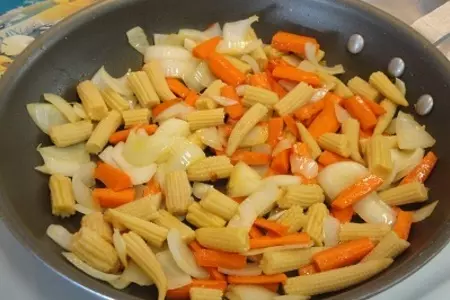 Креветки и кальмары в дружбе с овощами: шаг 3