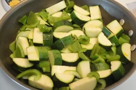Креветки и кальмары в дружбе с овощами: шаг 4