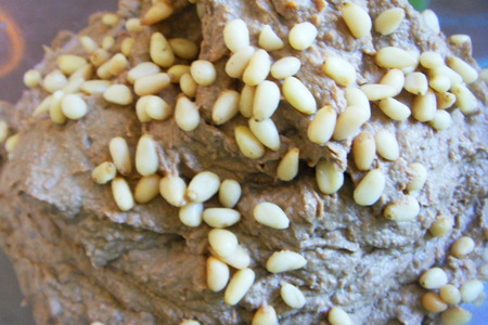 Печёночный паштет с кедровыми орешками под кизиловым желе.: шаг 2