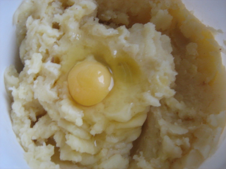 Картофельные пирожки с брынзой и свекольно-сметанным соусом: шаг 1