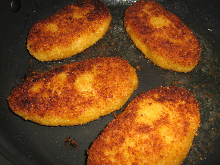 Картофельные пирожки с брынзой и свекольно-сметанным соусом: шаг 6