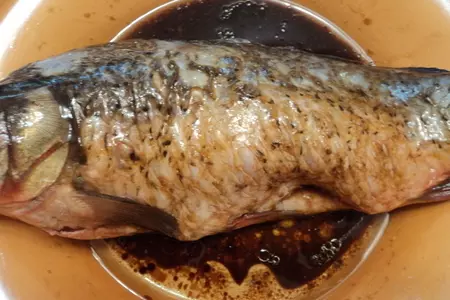 Карп, запеченный под сырным соусом: шаг 1