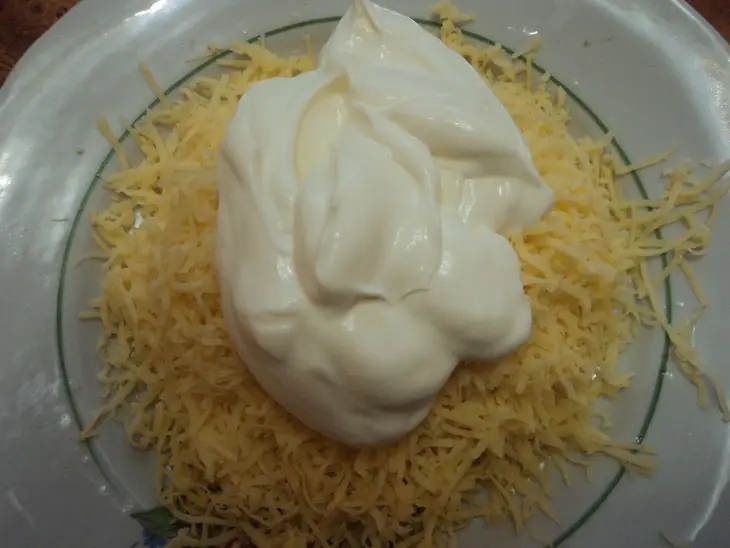 Карп, запеченный под сырным соусом: шаг 2