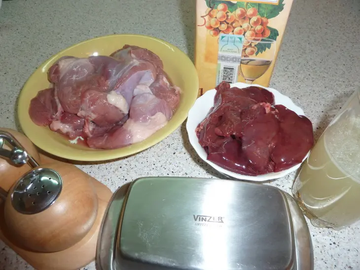 Неклассическая  лазанья с филе индейки, куриной печенью и маринованными опятами: шаг 1