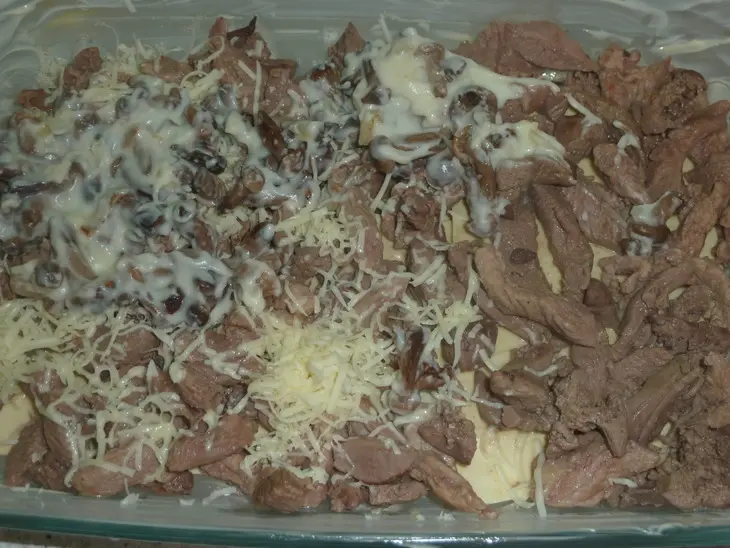 Неклассическая  лазанья с филе индейки, куриной печенью и маринованными опятами: шаг 11