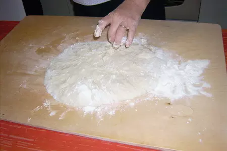 Двойная пицца с хамоном и свежим инжиром: шаг 1