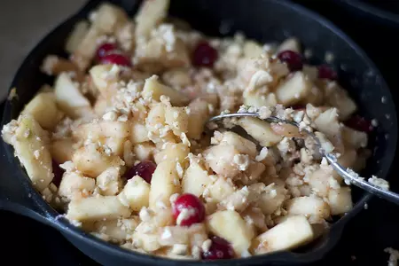 Яблочно-клюквенный пирог с орехами: шаг 7