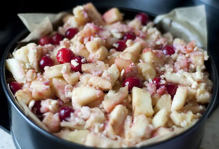 Яблочно-клюквенный пирог с орехами: шаг 8