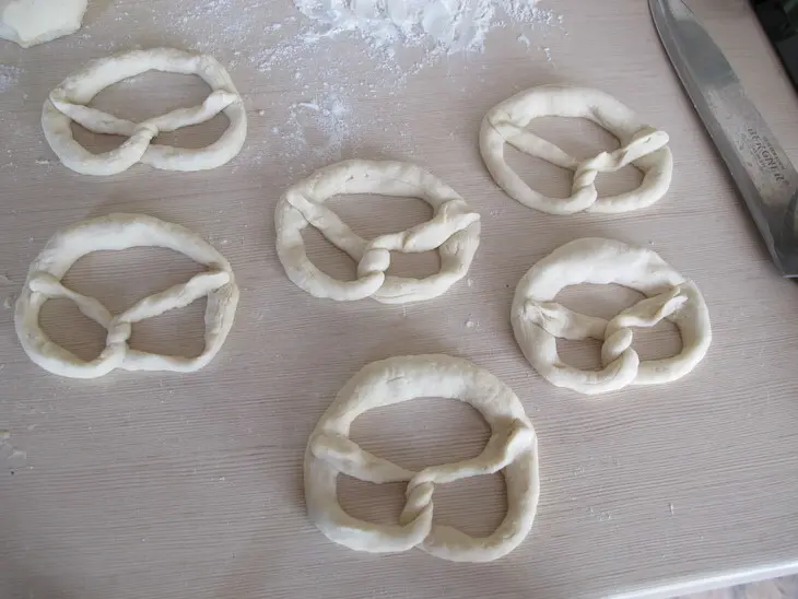 Брецель (brezel) — немецкий крендель к пиву по баварски и по швабски: шаг 4