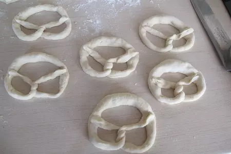 Брецель (brezel) — немецкий крендель к пиву по баварски и по швабски: шаг 4