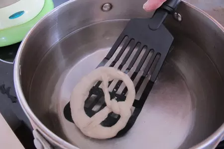 Брецель (brezel) — немецкий крендель к пиву по баварски и по швабски: шаг 5