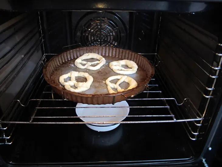 Брецель (brezel) — немецкий крендель к пиву по баварски и по швабски: шаг 6