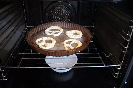 Брецель (brezel) — немецкий крендель к пиву по баварски и по швабски: шаг 6
