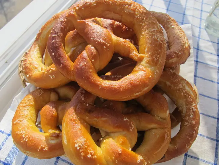 Брецель (brezel) — немецкий крендель к пиву по баварски и по швабски: шаг 7