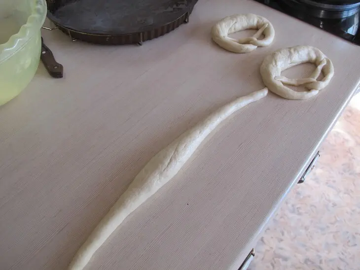 Брецель (brezel) — немецкий крендель к пиву по баварски и по швабски: шаг 10