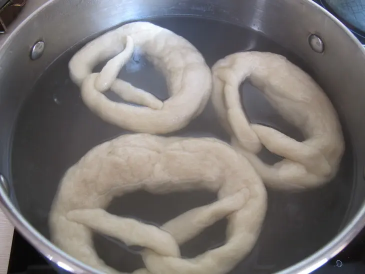 Брецель (brezel) — немецкий крендель к пиву по баварски и по швабски: шаг 12