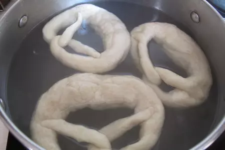 Брецель (brezel) — немецкий крендель к пиву по баварски и по швабски: шаг 12