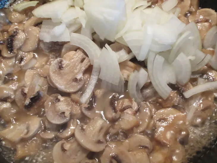 Картофельная запеканка с грибами, фаршем, помидорами и сыром: шаг 1