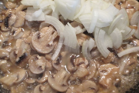 Картофельная запеканка с грибами, фаршем, помидорами и сыром: шаг 1