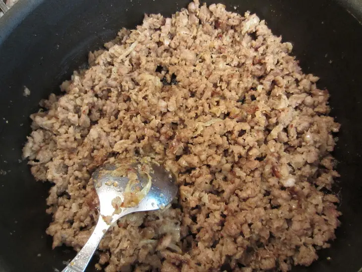 Картофельная запеканка с грибами, фаршем, помидорами и сыром: шаг 2