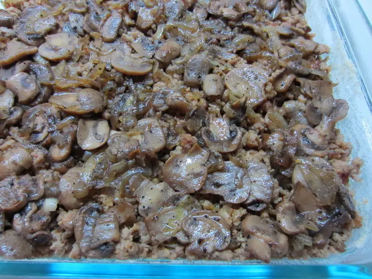 Картофельная запеканка с грибами, фаршем, помидорами и сыром: шаг 6